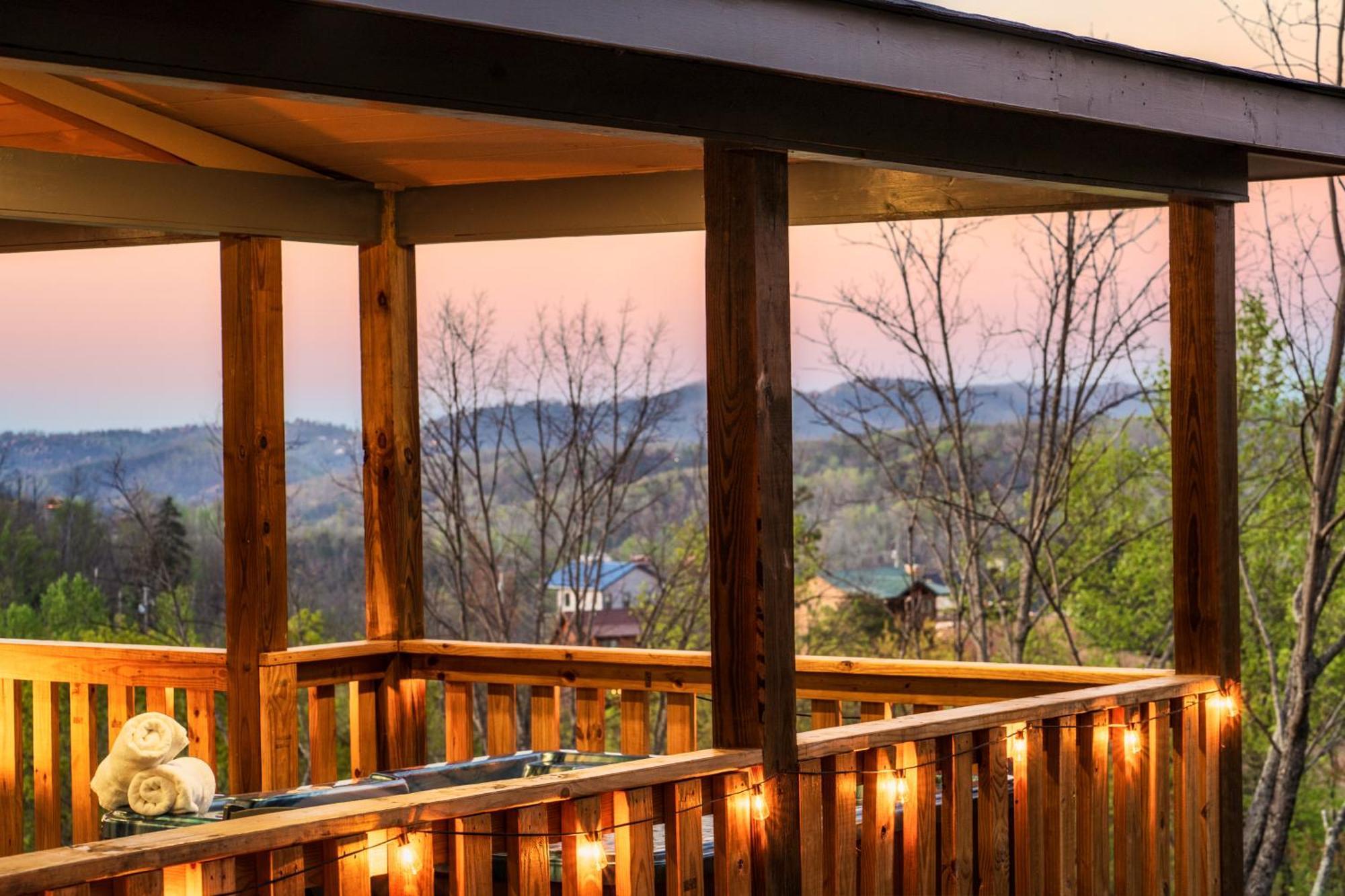 Mountainscape - Brand New Cabin W Views - Hottub - Firetable - Ps5 - Pooltable - 3 Pools Gatlinburg Bagian luar foto