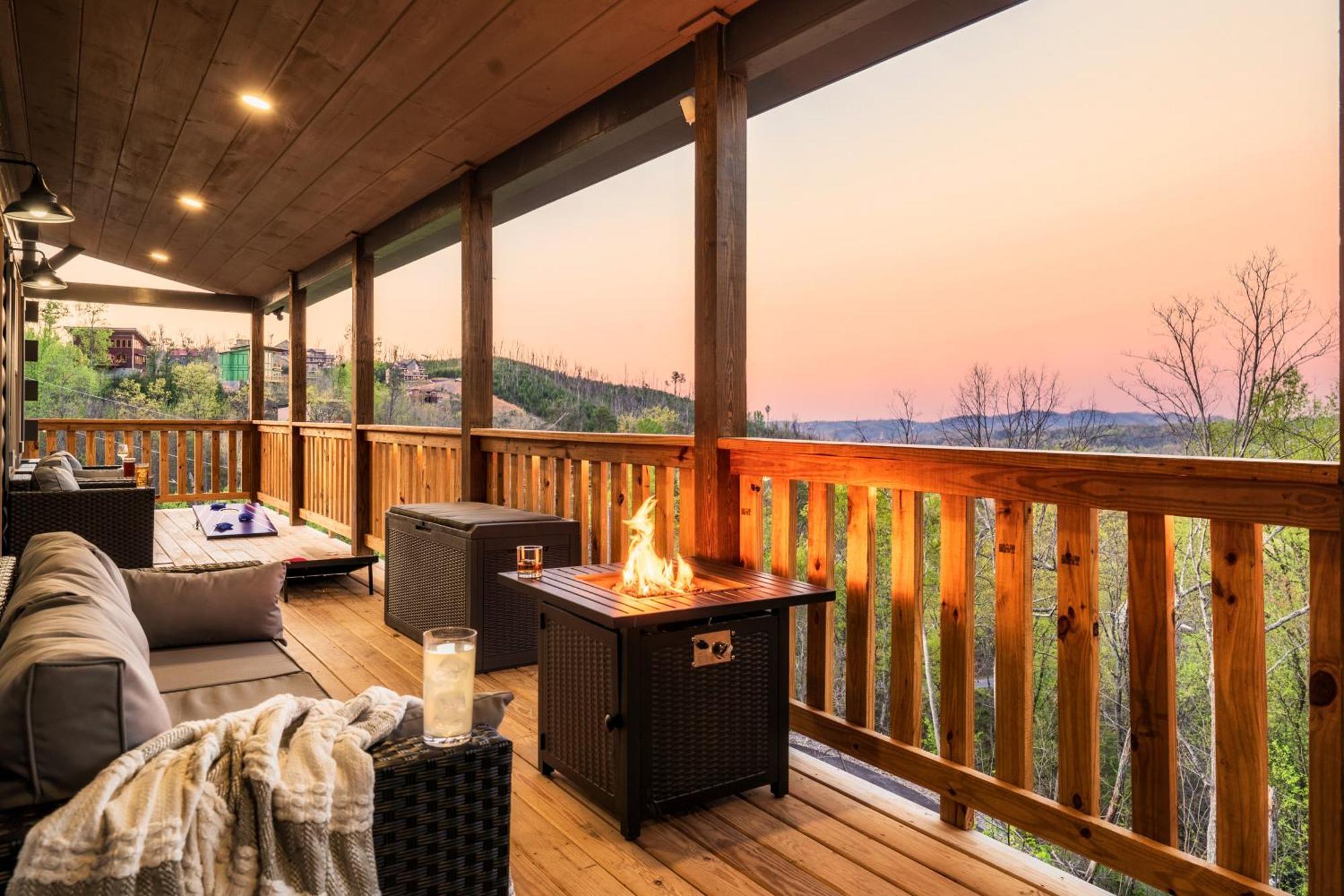Mountainscape - Brand New Cabin W Views - Hottub - Firetable - Ps5 - Pooltable - 3 Pools Gatlinburg Bagian luar foto