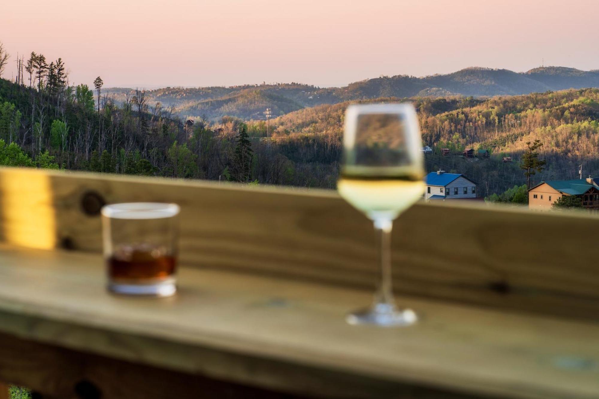 Mountainscape - Brand New Cabin W Views - Hottub - Firetable - Ps5 - Pooltable - 3 Pools Gatlinburg Bagian luar foto