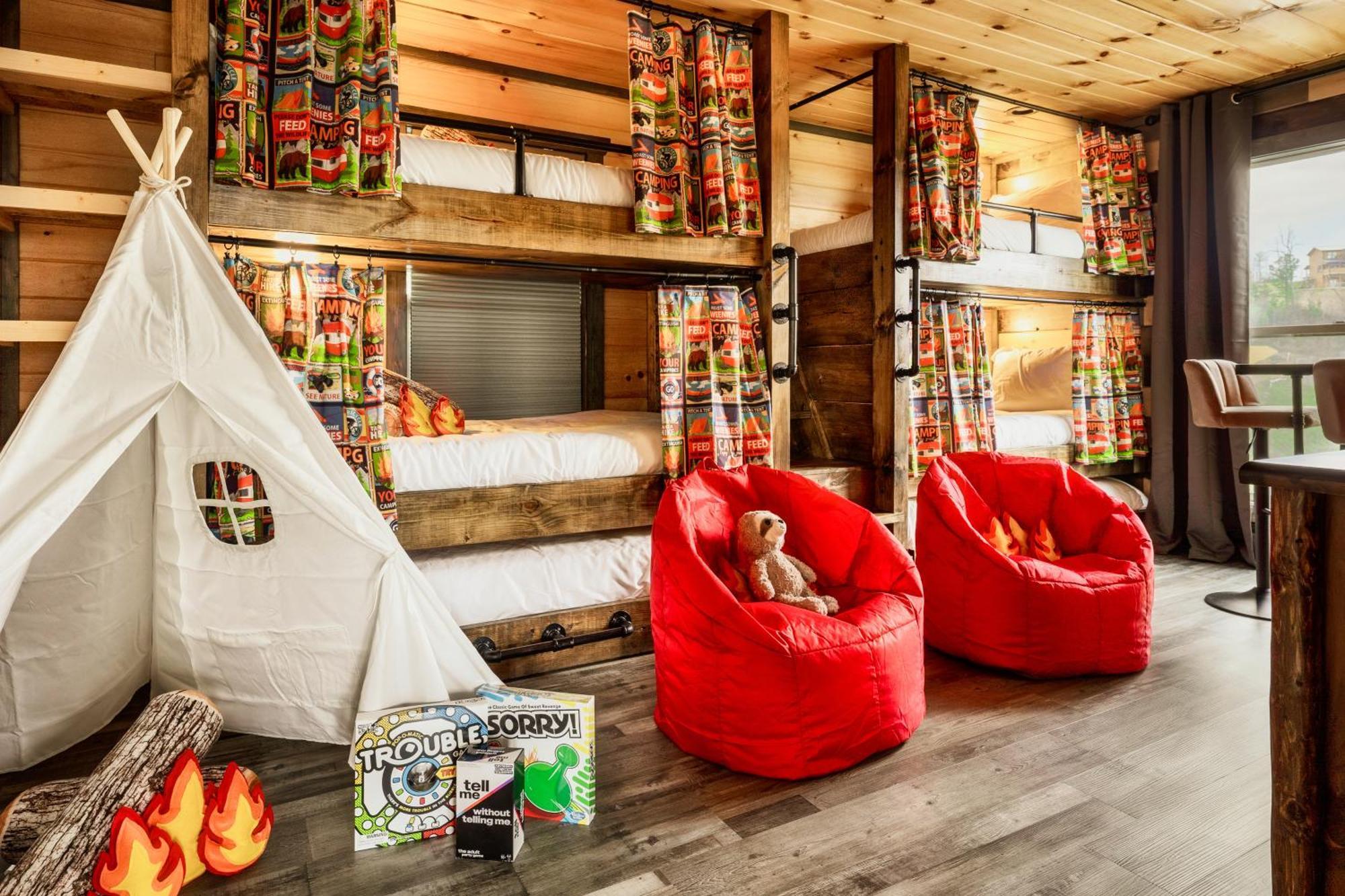 Mountainscape - Brand New Cabin W Views - Hottub - Firetable - Ps5 - Pooltable - 3 Pools Gatlinburg Bagian luar foto
