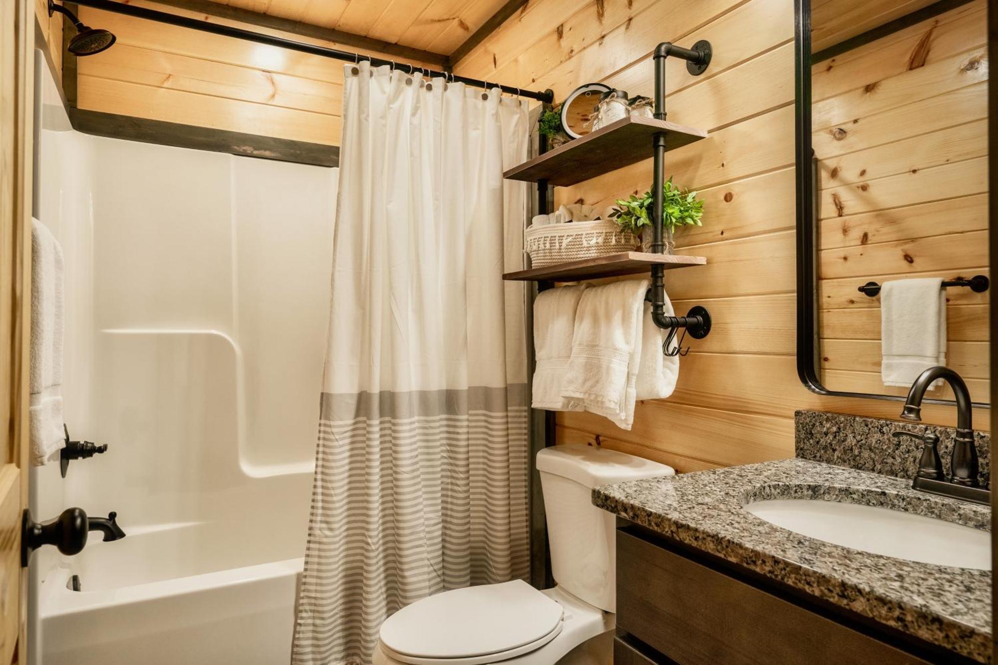 Mountainscape - Brand New Cabin W Views - Hottub - Firetable - Ps5 - Pooltable - 3 Pools Gatlinburg Bagian luar foto